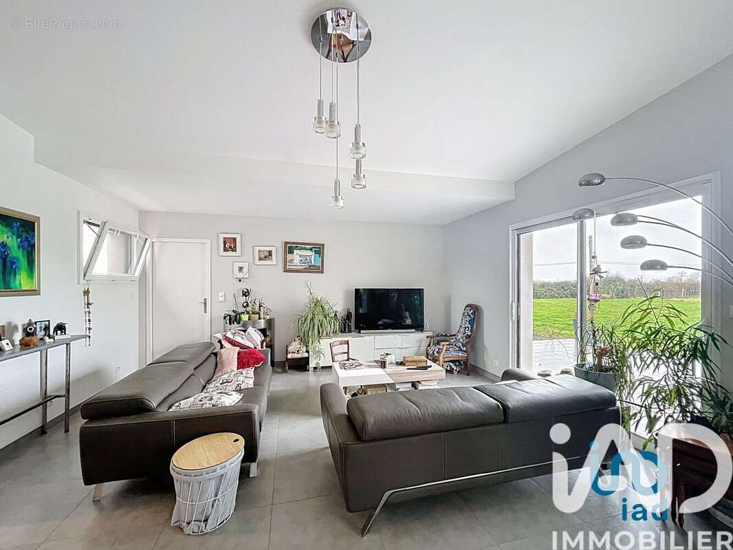 Maison 168 m² à La Chapelle-Baton  - photo 6