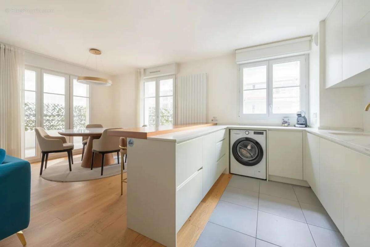 Appartement à COURBEVOIE