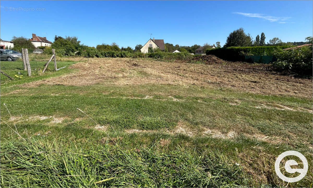 Terrain à MALAY-LE-PETIT