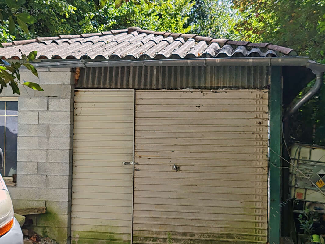 Parking à AURIAC-SUR-VENDINELLE