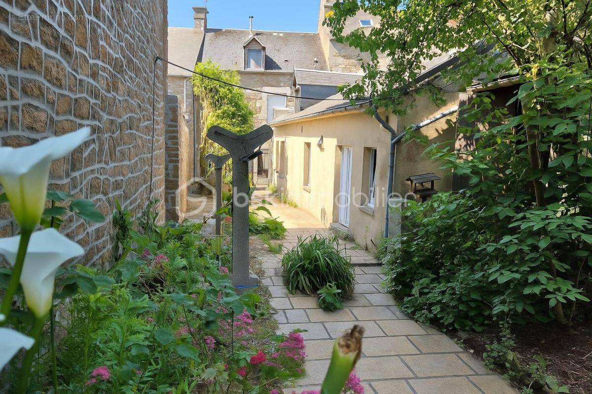 Maison à SAINT-GEORGES-DE-REINTEMBAULT