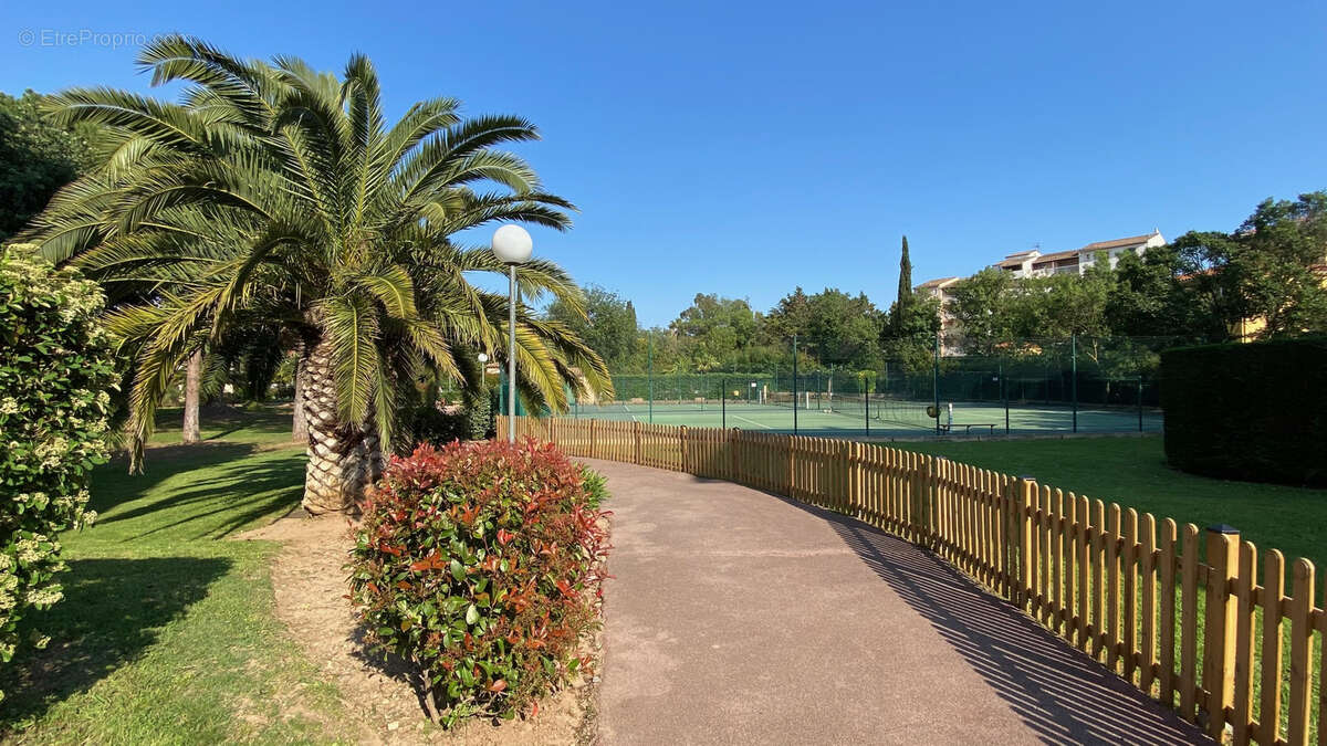 2 piéces avec jardin dans parc arboré avec piscine et tennis - photo 2