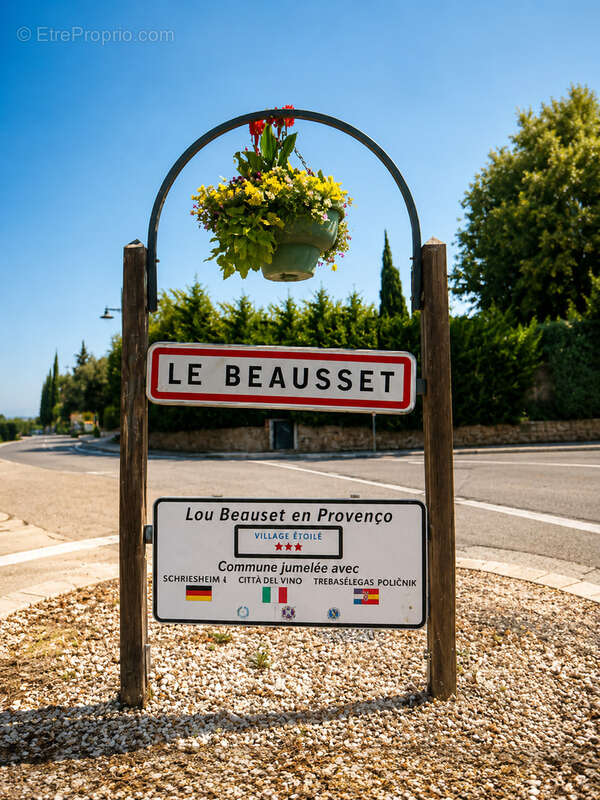 LE BEAUSSET CENTRE   L’esprit maison : 3 chambres, terrasse, jardinet & parking - photo 18