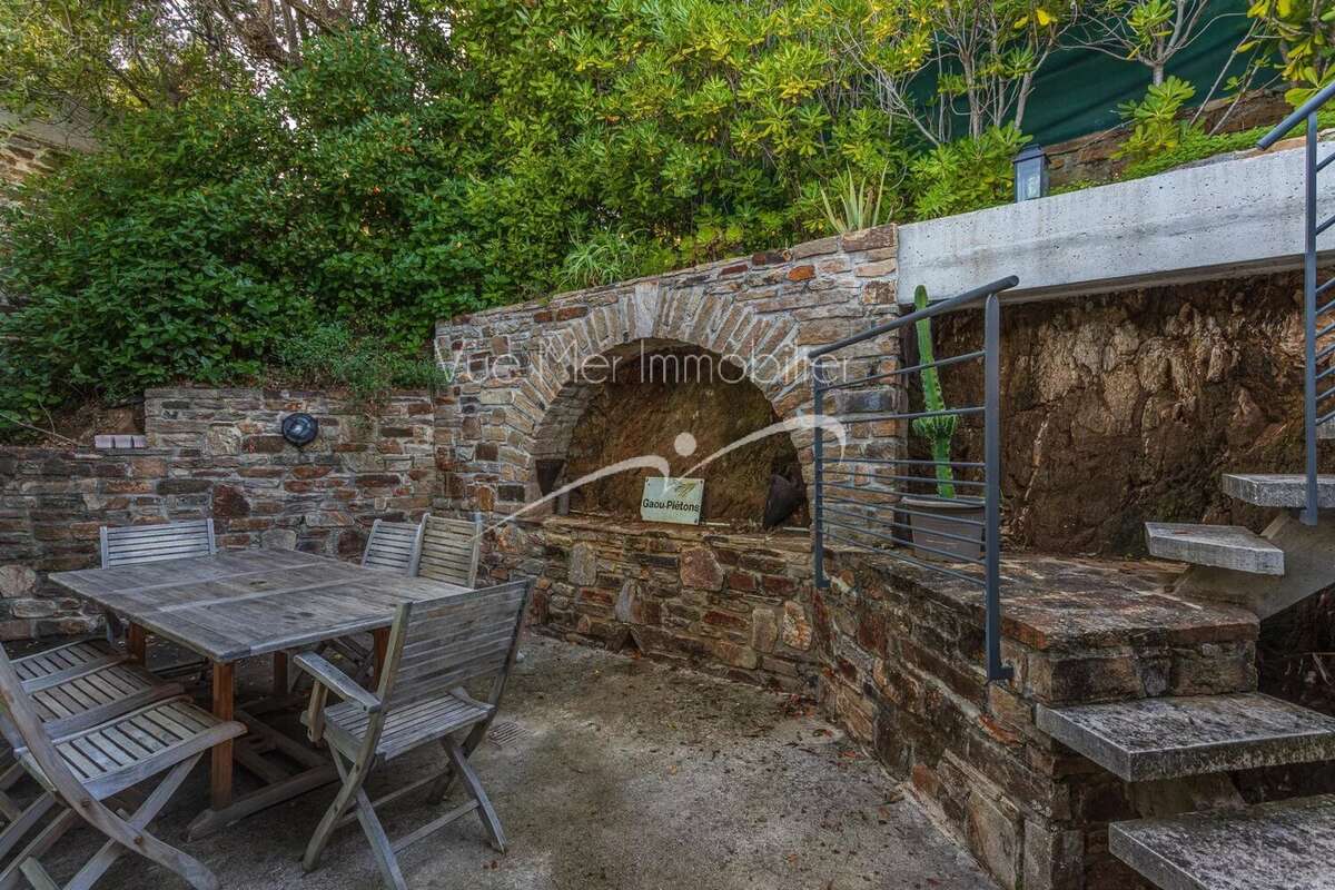 Domaine privé du Gaou Bénat – Élégante villa en pierre avec vue mer et piscine - photo 4