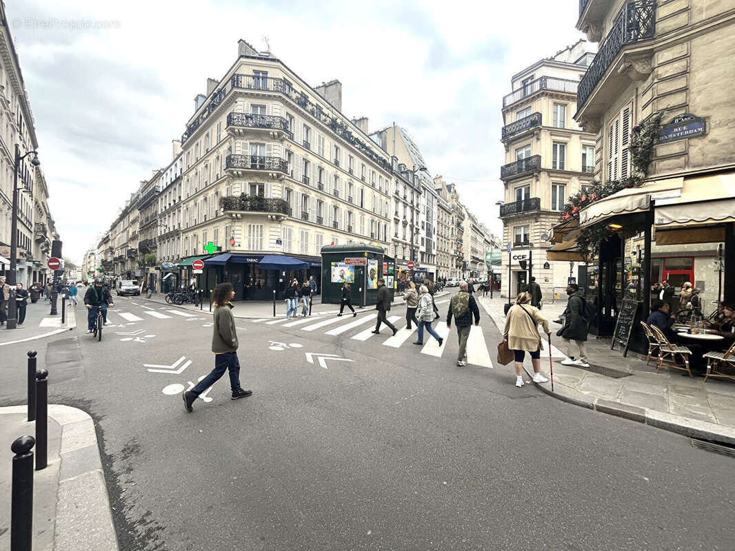 Commerce à PARIS-8E