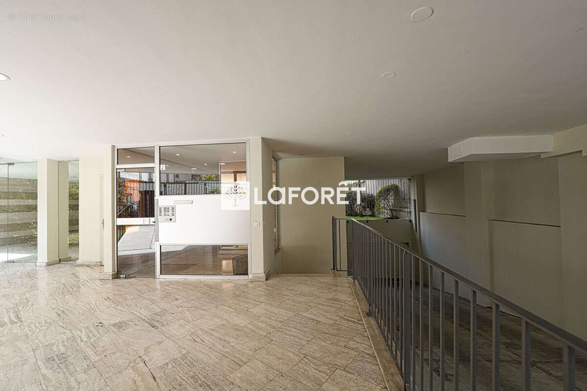 Étage élevé - balcons - vues dégagées - plan optimisé - dpe d - photo 13