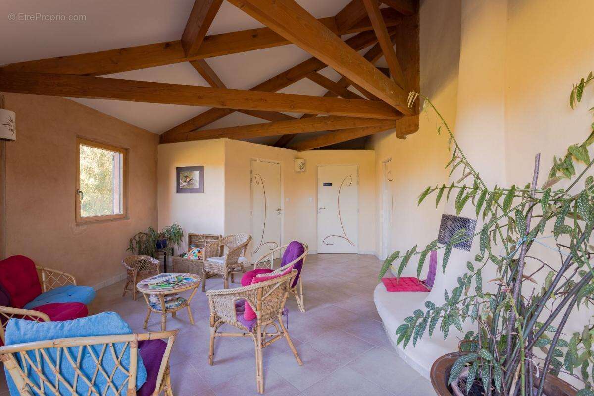 Commerce à CASTELNAU-DE-LEVIS