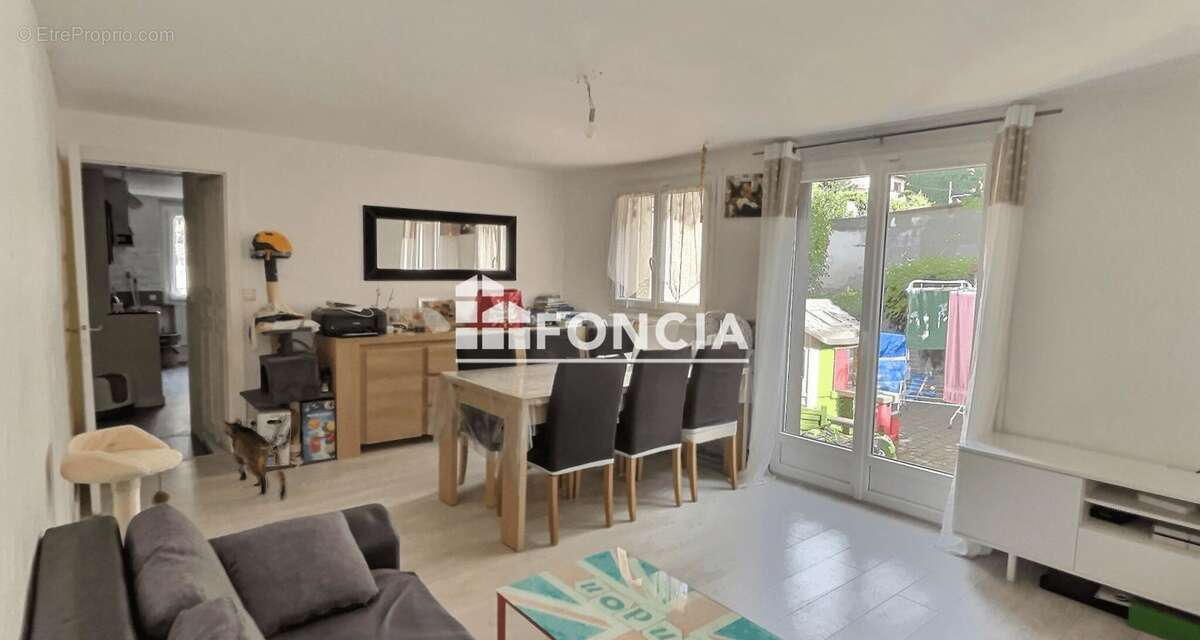 Maison à LE CHAMBON-FEUGEROLLES