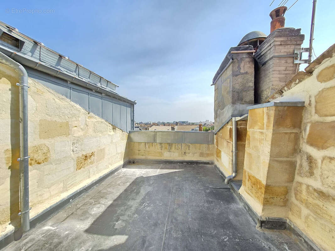 T2 49m² rénové avec terrasse Sud de 14 m² - photo 4