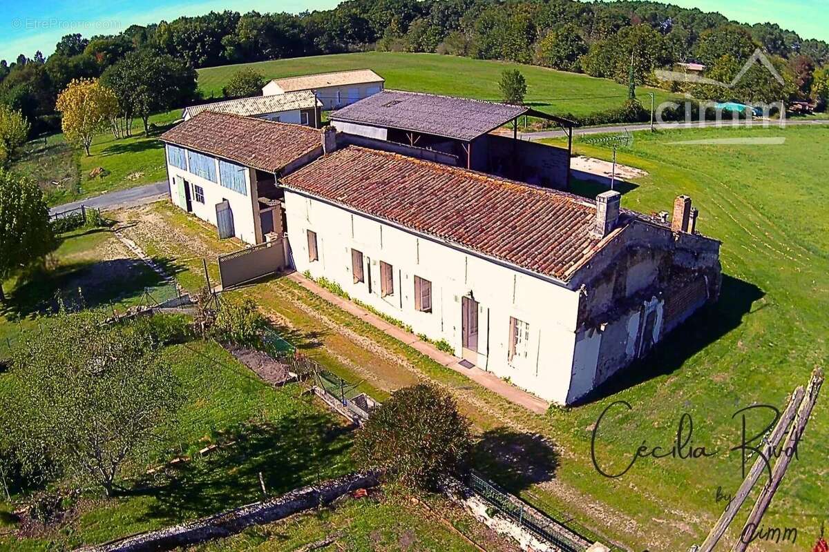 Maison à BUSSAC-FORET