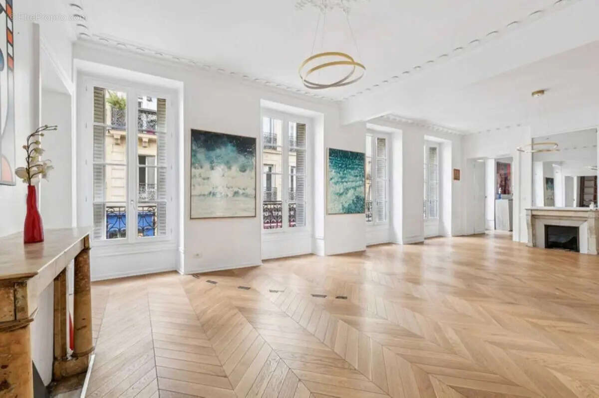 Commerce à PARIS-8E