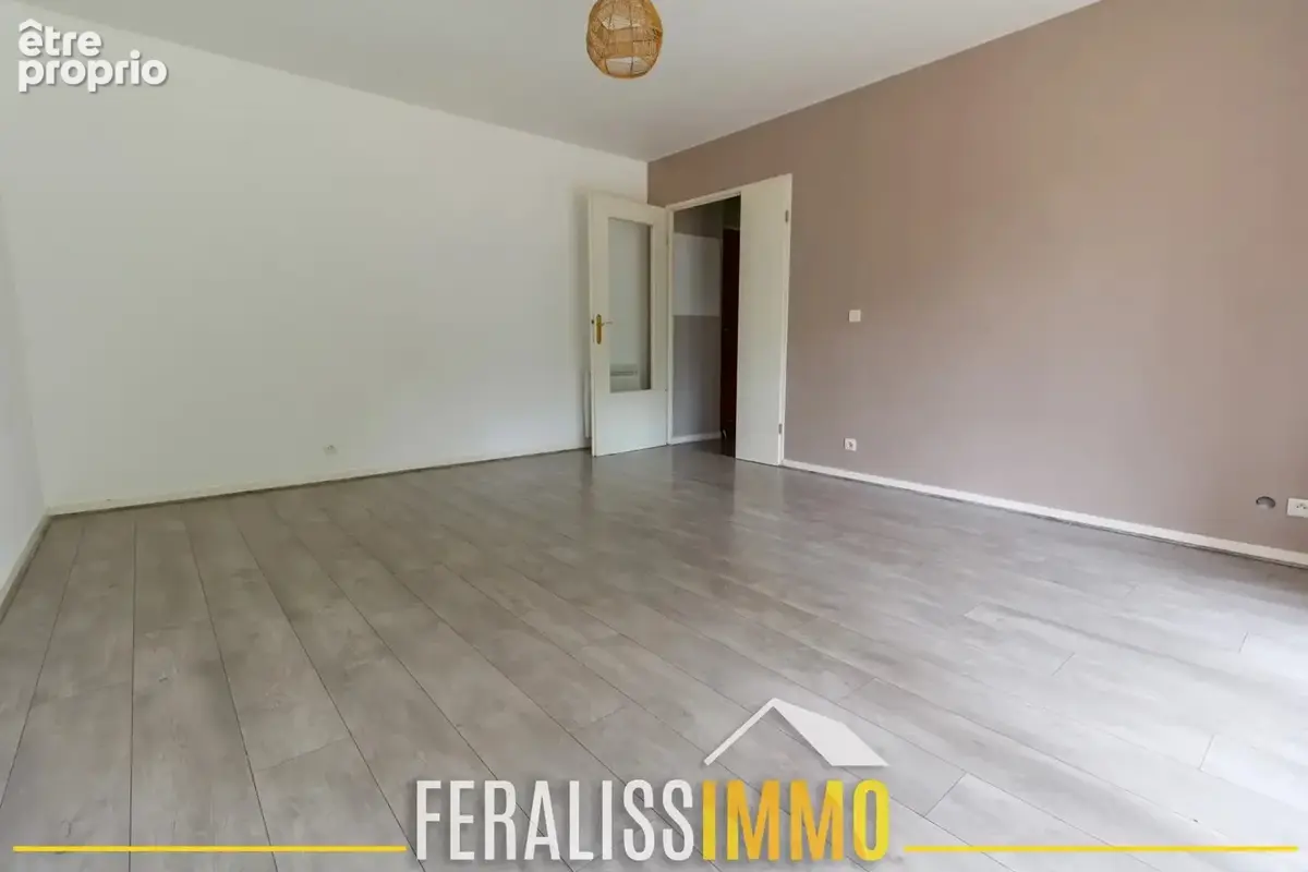 F3 avec grand balcon à deux pas du coeur de ville ! - photo 4