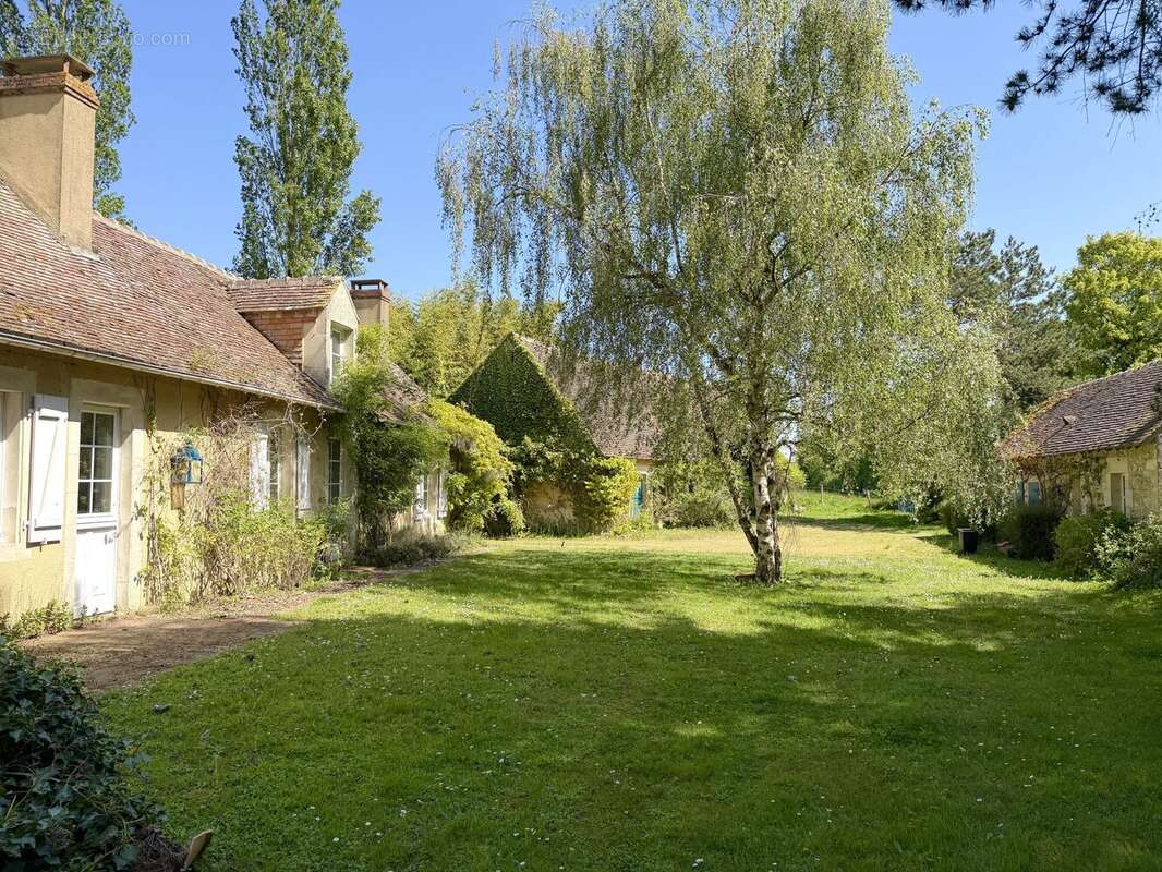 Cour - Maison à SAINT-COSME-EN-VAIRAIS