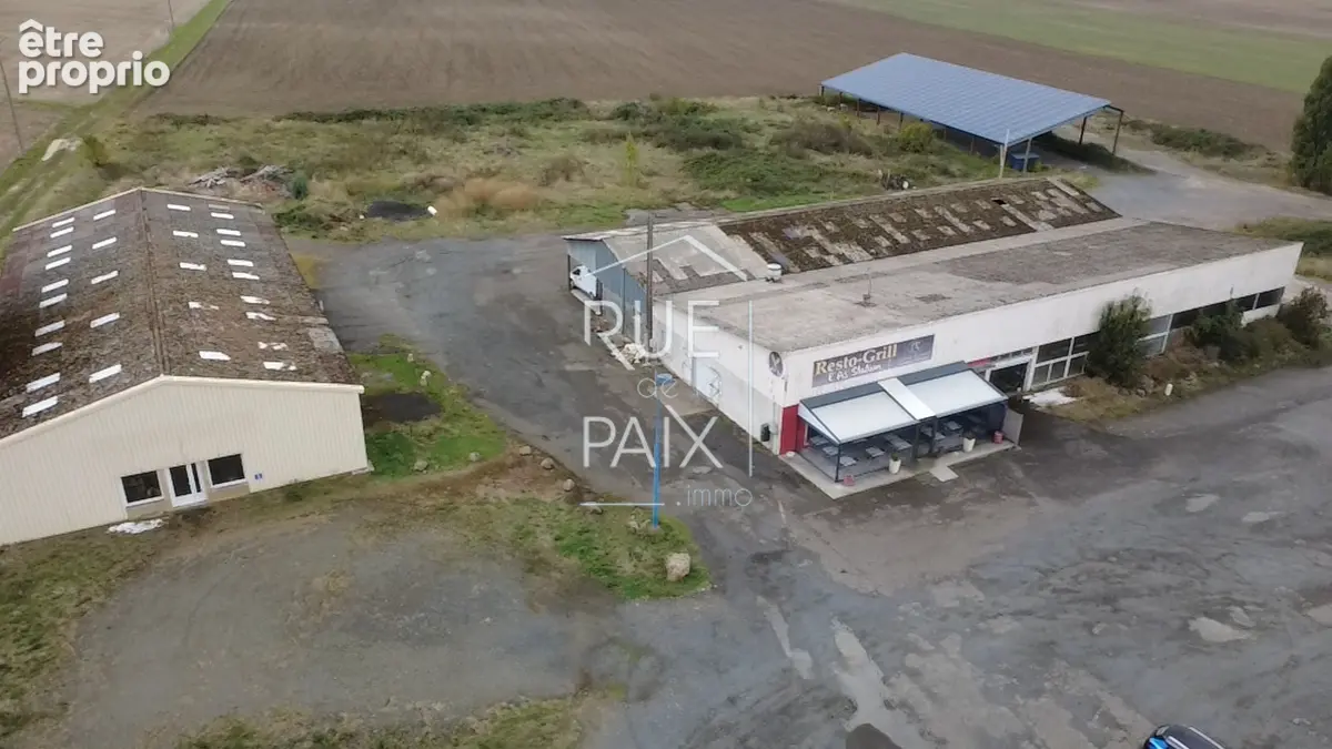 Ensemble immobilier avec diverses bâtiments 1 600 m² + Hangar 700 m² - photo 1
