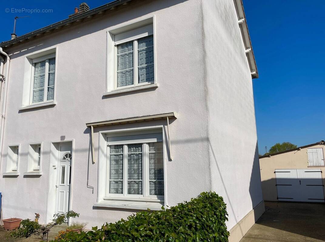 Façade - Maison à SAINT-COSME-EN-VAIRAIS