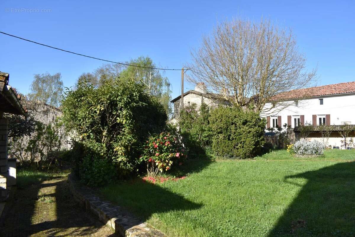 Belle et grande maison familiale à rafraîchir - photo 3