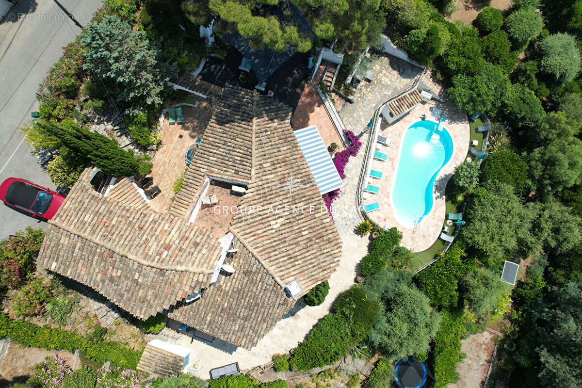 A vendre villa 6 chambres avec studio et 3 pieces independants vue mer exposition sud-ouest piscine garage parikings les issambr - photo 2