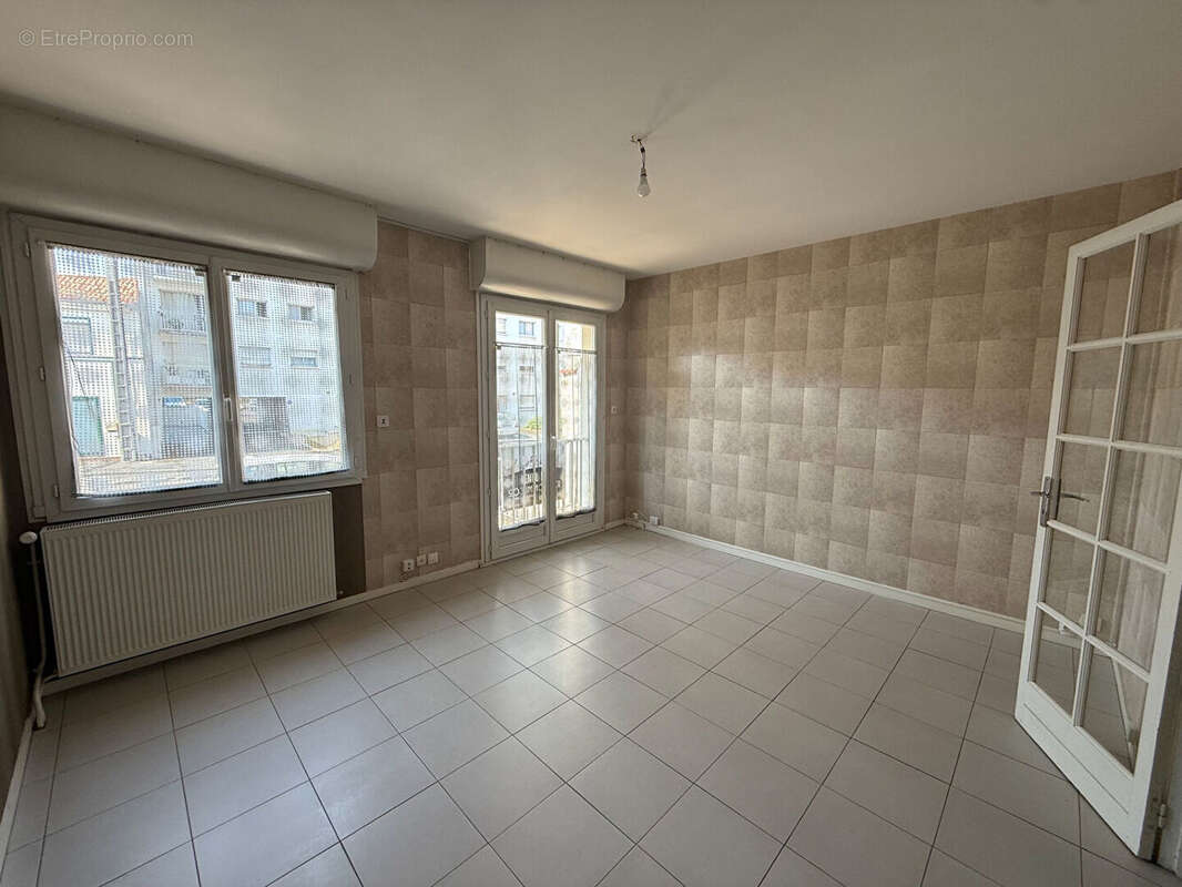 Appartement Niort 3 pièce(s) 72.83 m2 AVENUE DE LIMOGES . - photo 2