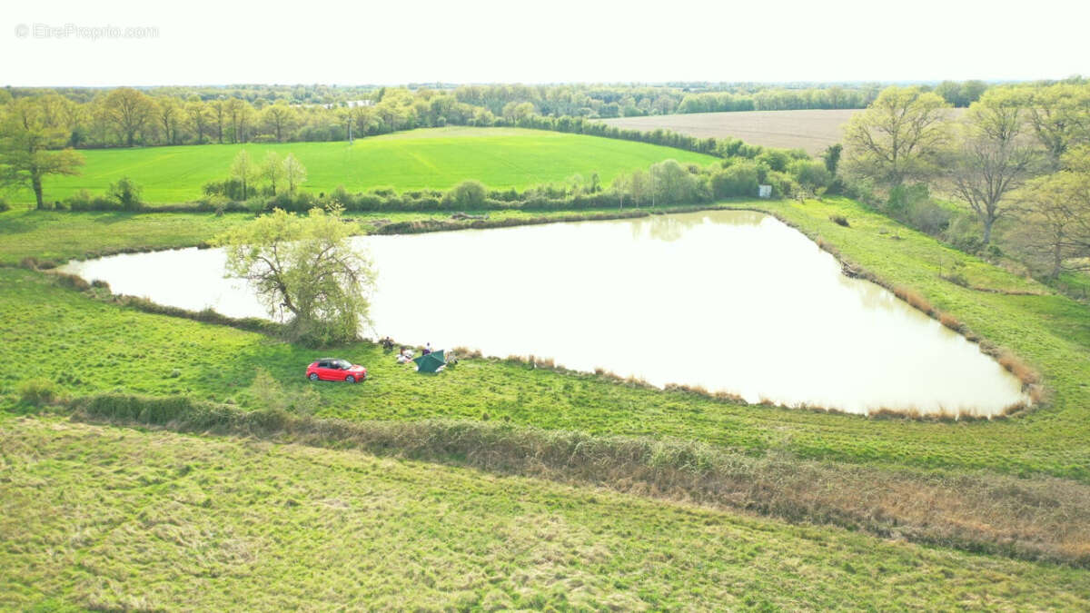 Terrain à MILLAC