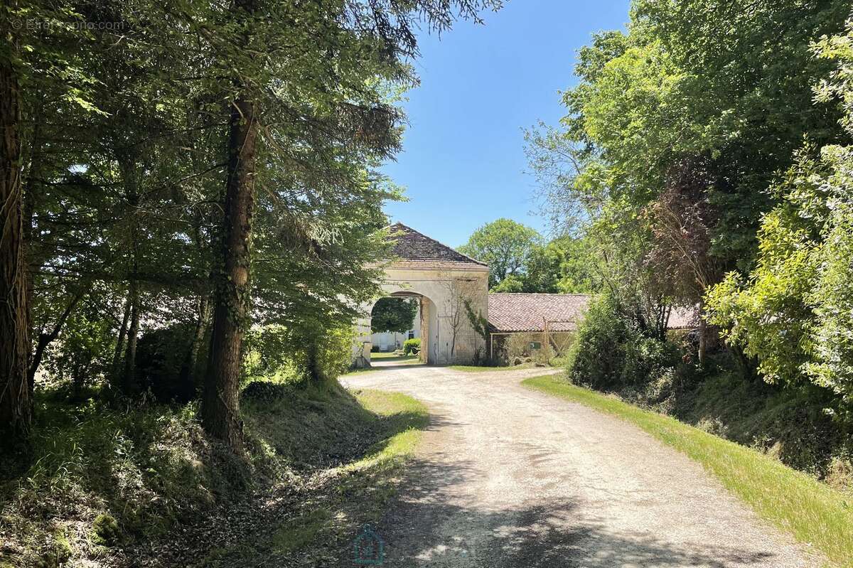 Domaine du xviiième siecle sur + de 8,5 ha avec etang et dependances - photo 3