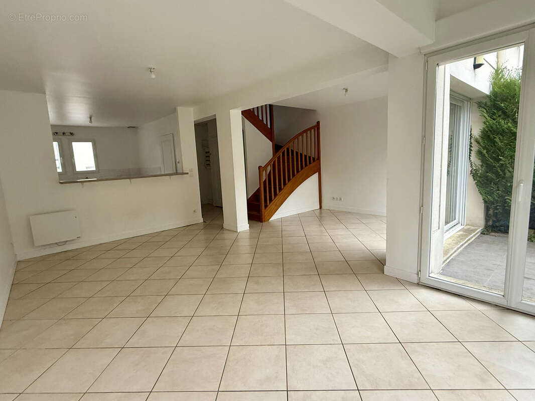 Maison à MORAINVILLIERS