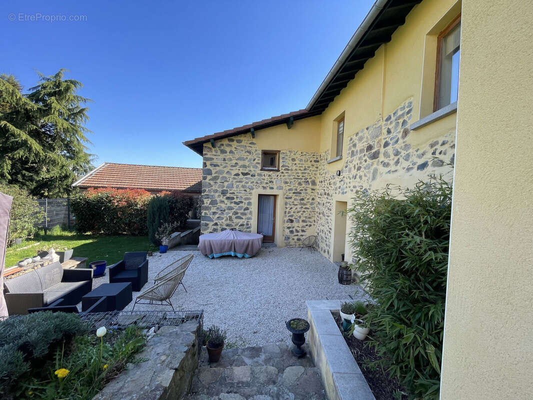 Maison 130 m² à Saint-Cyr-De-Valorges  - photo 2