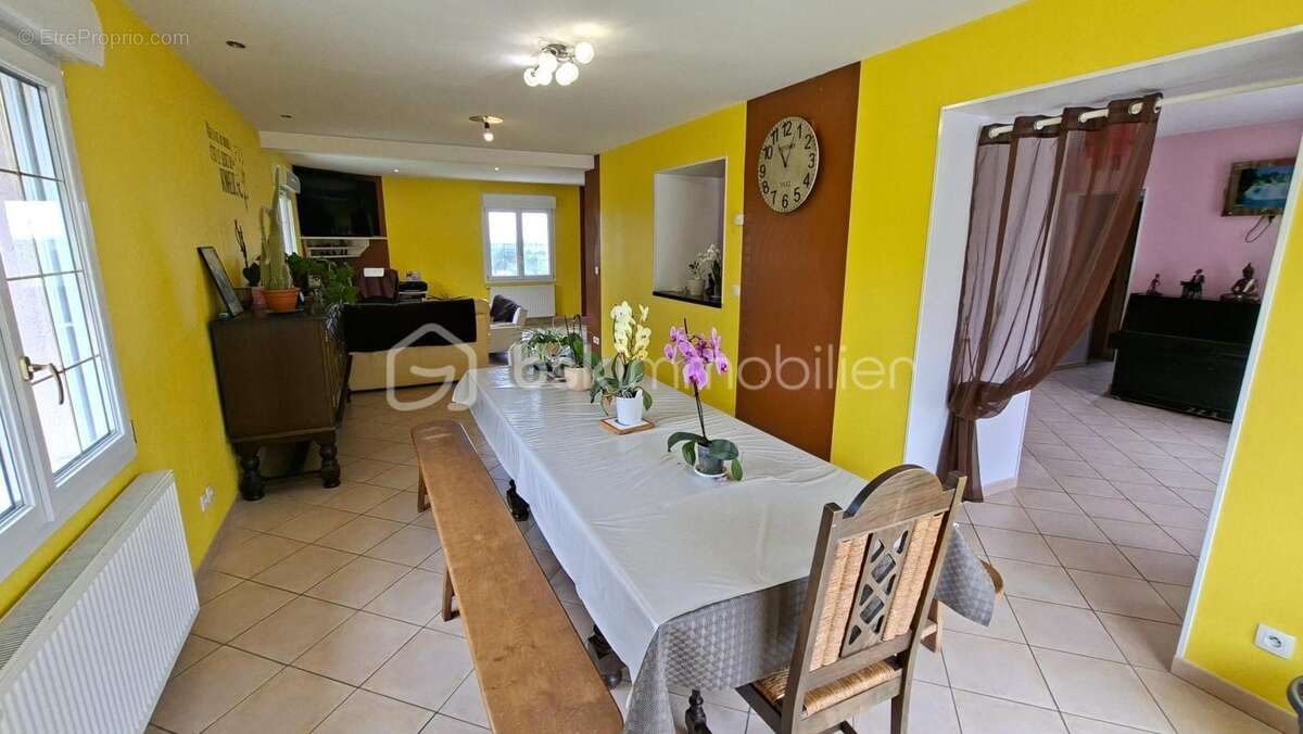 Propriété unique avec habitation de 200 m², vaste dépendance professionnelle - photo 3