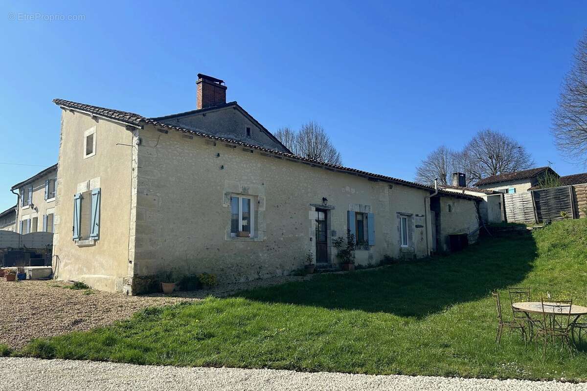 Maison de caractère rénovée de 3 à 4 chambres - photo 2