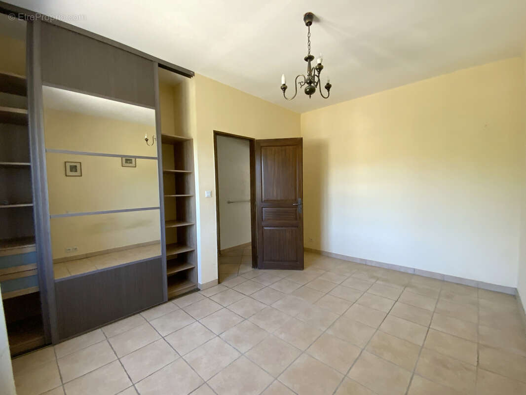 Charmante maison spacieuse avec terrain arboré et piscine. - photo 14