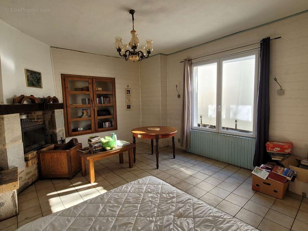 Maison à SAINT-LEONARD-DE-NOBLAT