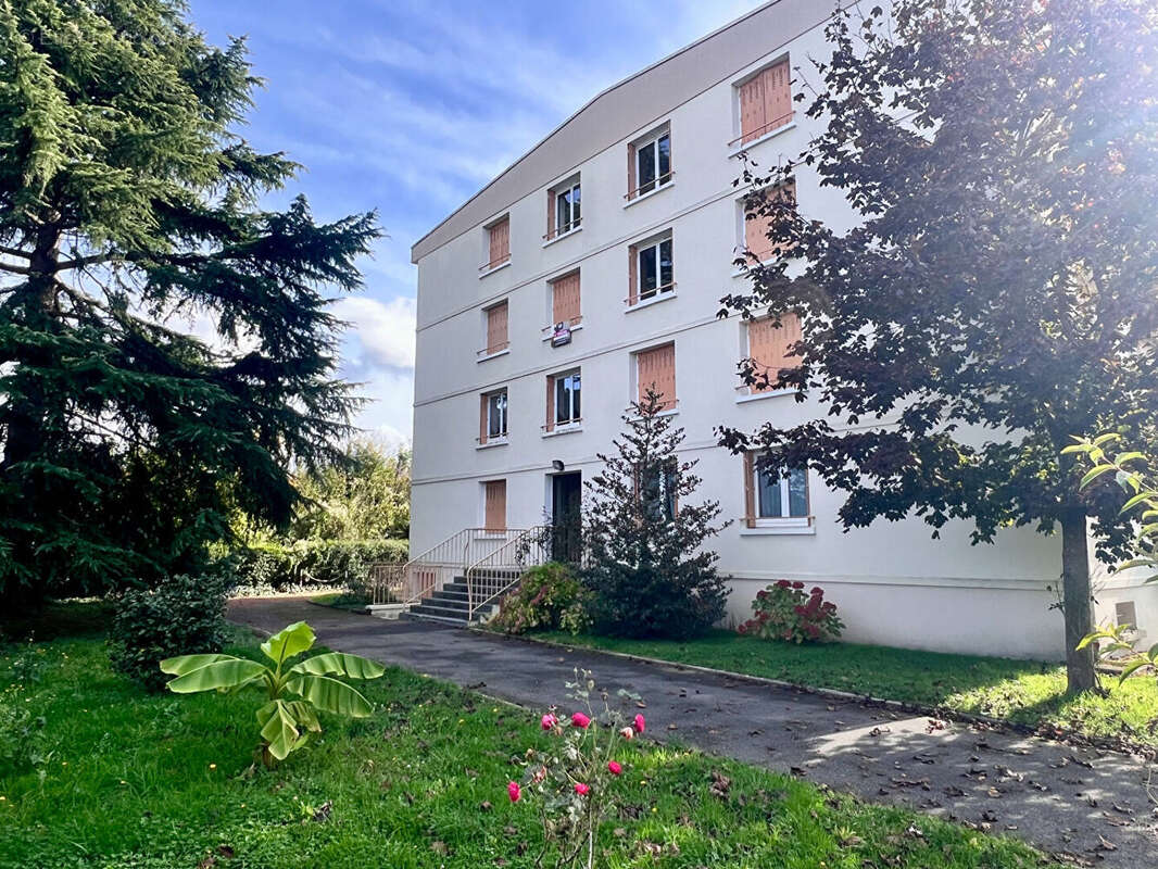 Appartement  T4 - Balcon - Cave - Garage - photo 8