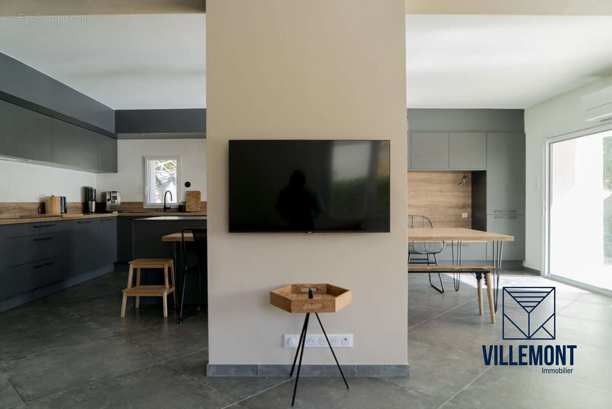 Coin salon avec ouverture  - Maison à PEROLS