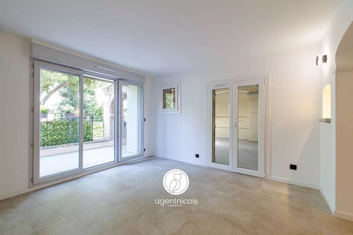 Appartement à SAINT-LAURENT-DU-VAR