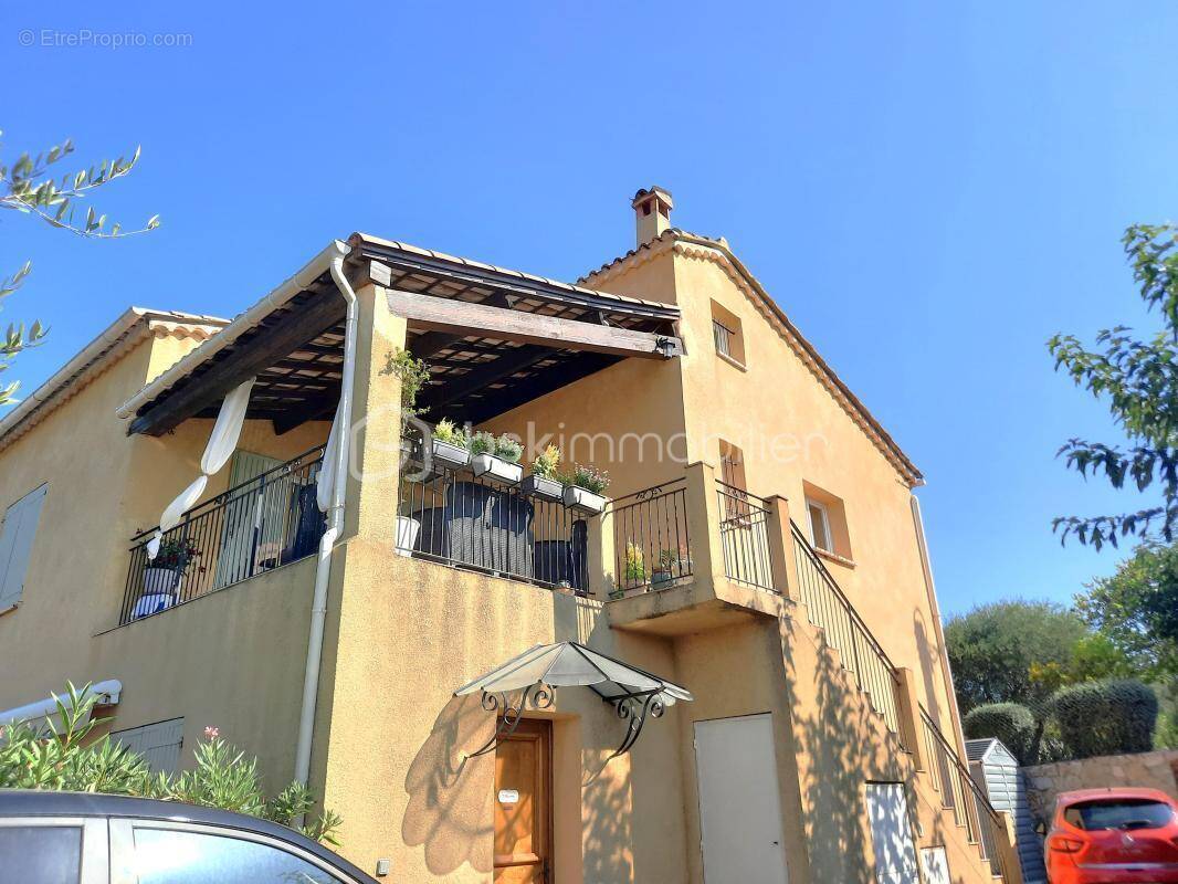 Appartement à BAGNOLS-EN-FORET