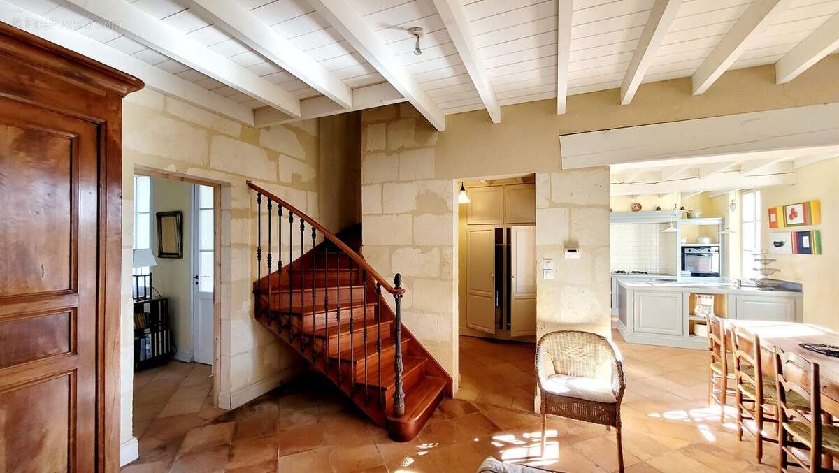 Entrée chambre RDC et départ escalier - Maison à PUGNAC