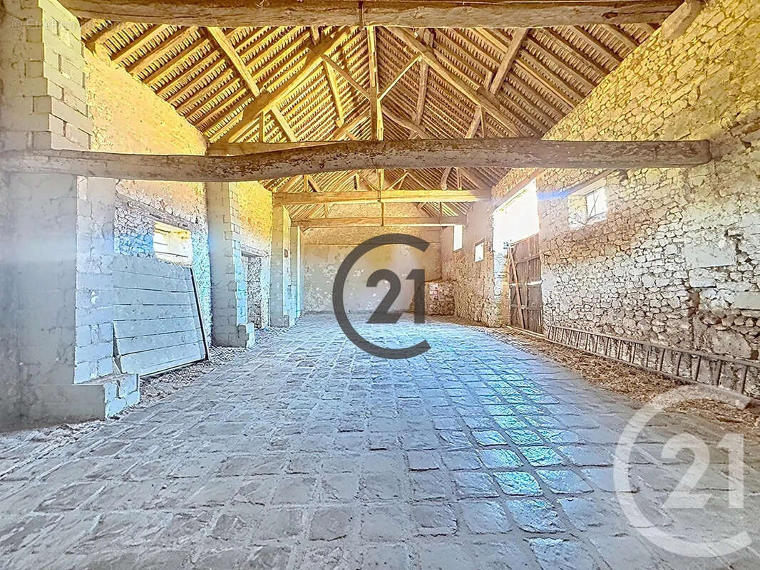 Maison 146 m² à Saint-Loup-De-Naud  - photo 18