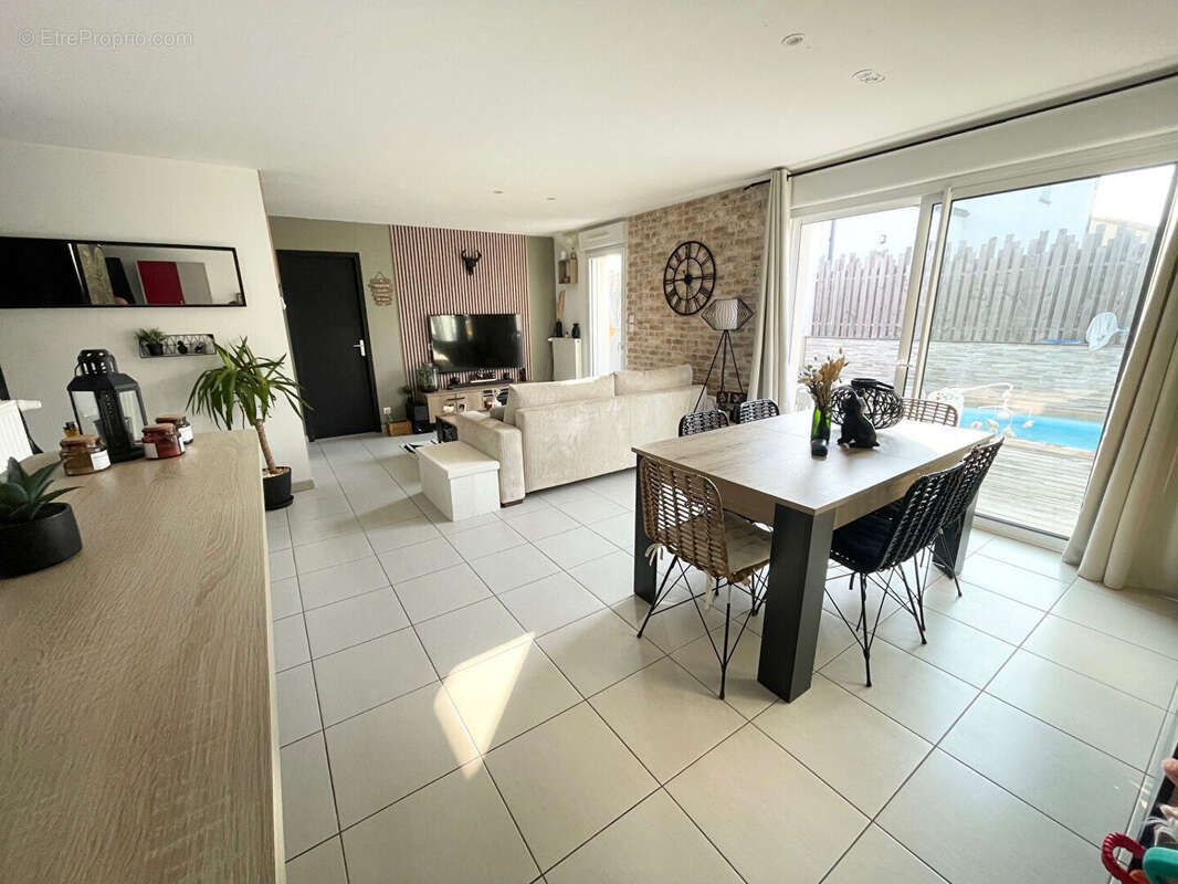 Maison à MONTFAUCON-MONTIGNE