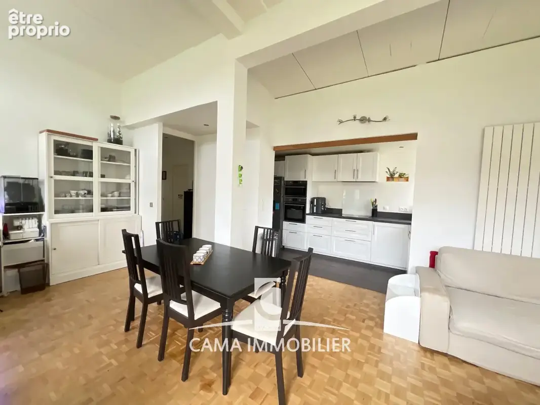 Bel appartement de 69m2, deux chambres, au dernier étage, à deux pas des écoles et 10mn à pied de la gare. - photo 2
