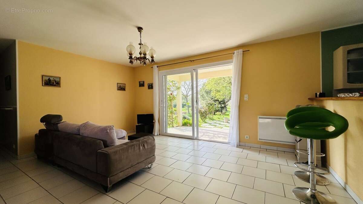 Maison 93 m² à Saint-Laurent-De-La-Pree  - photo 3