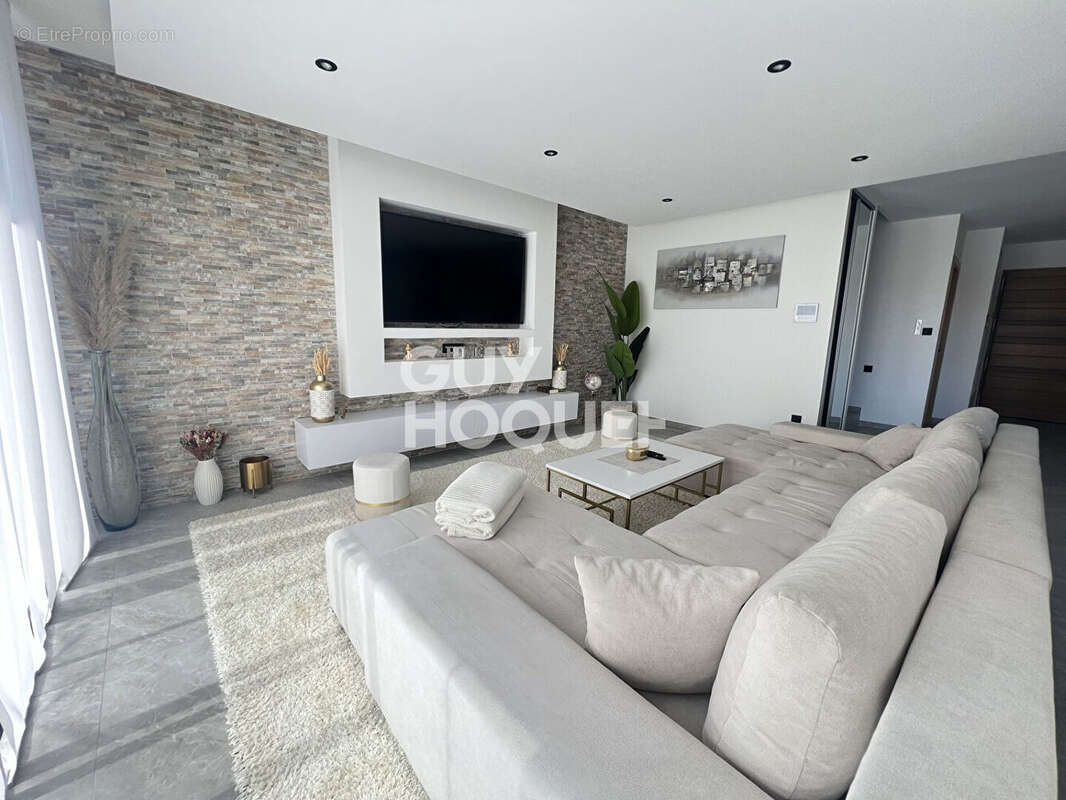 THUIR, à vendre maison récente contemporaine, 5 pièces avec garage, jardin et piscine. - photo 8