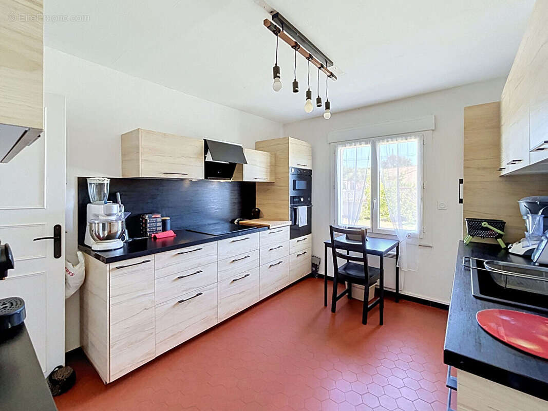 PIOLENC - Maison plain pied, double garage, jardin 1200m² avec piscine - photo 7