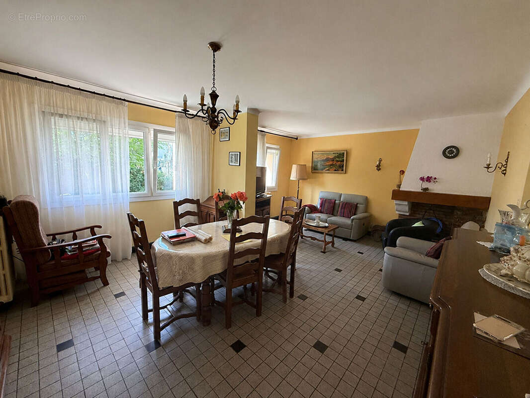 Maison familiale de 105 m² avec 4 chambres, garage motorisé et jardin à Grazailles - photo 7