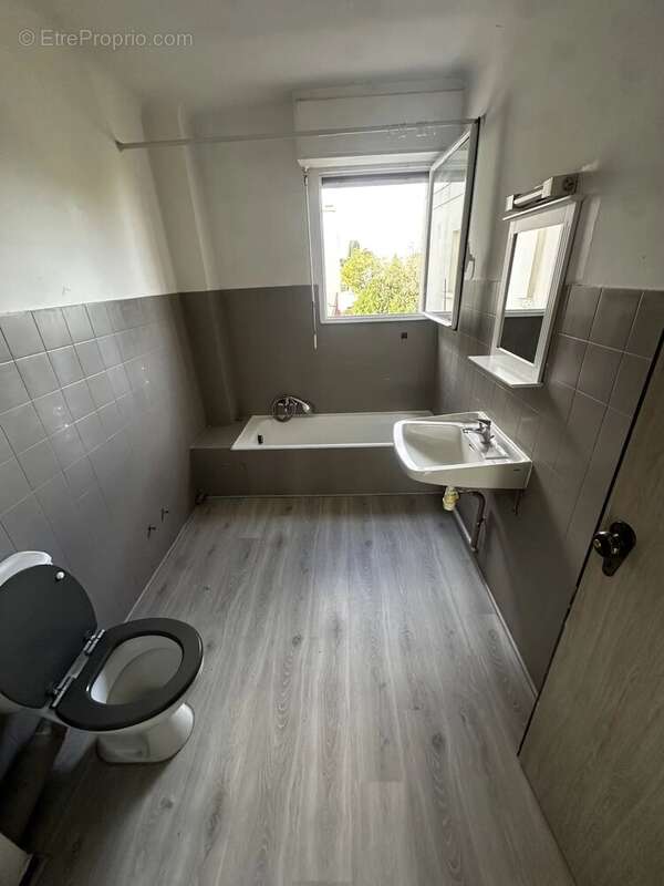 Dernier étage, avec balcon vue degagée, une cave et parking. - photo 6
