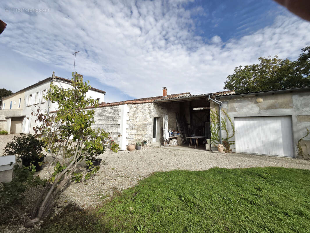 Maison à TRIAC-LAUTRAIT