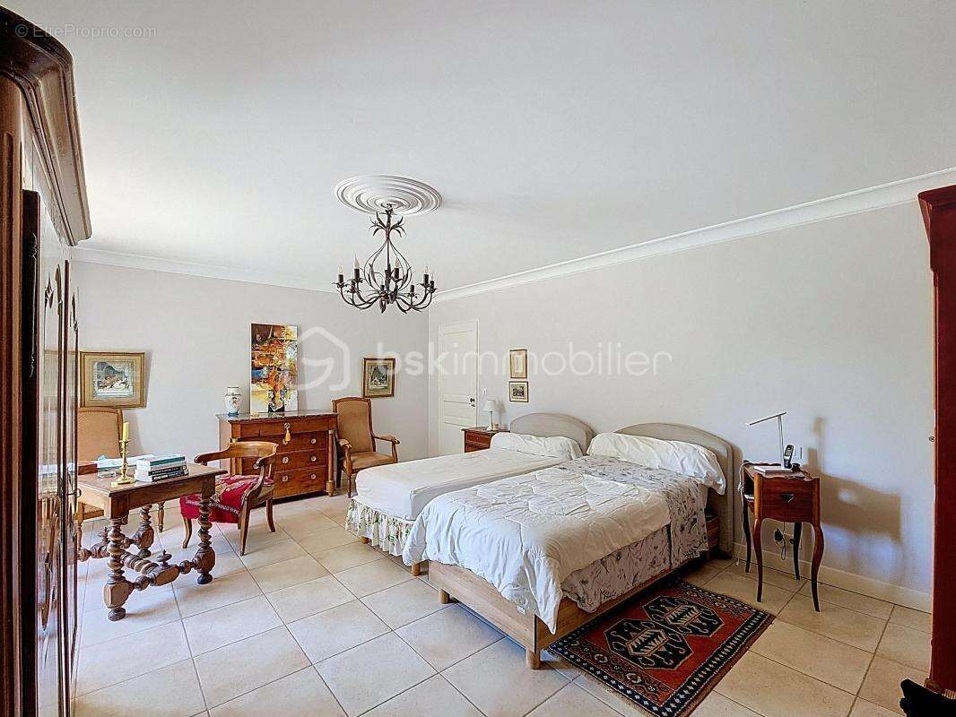 Du cachet et du charme pour cette confortable maison de 181m2. sur 1.1 hectare de terrain - photo 9