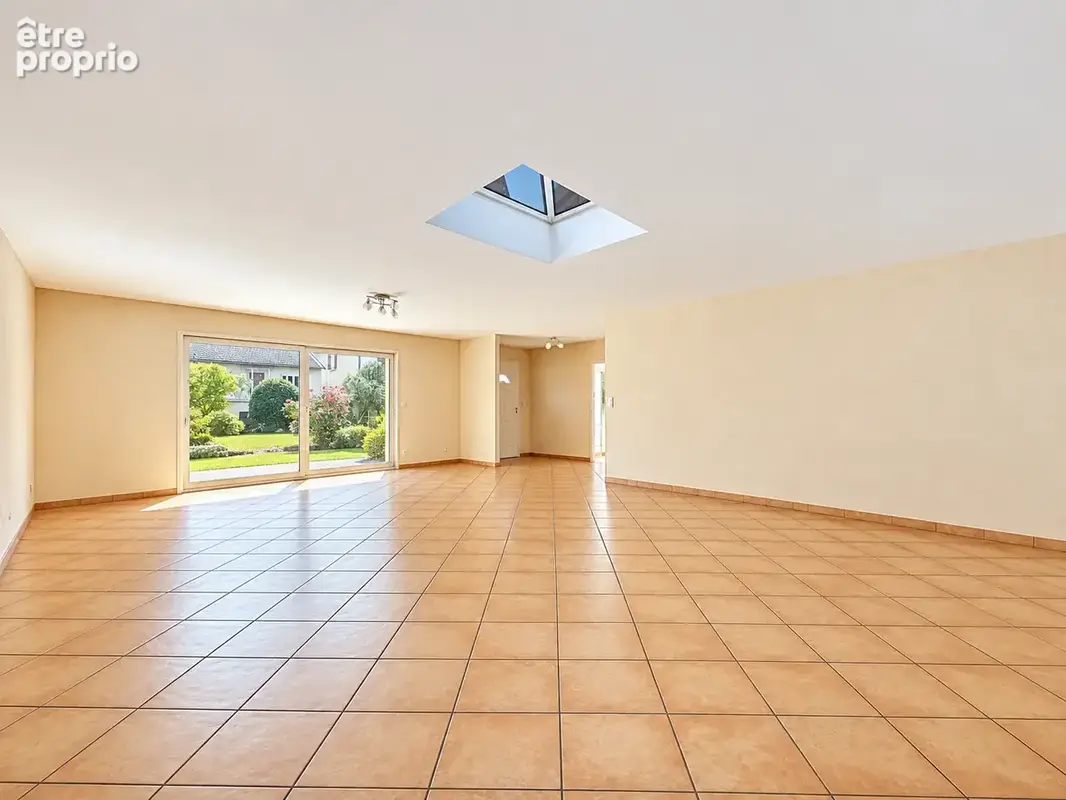 Entre calme résidentiel et proximité immédiate de tout, cette maison familiale n'attend que vos projets. - photo 5