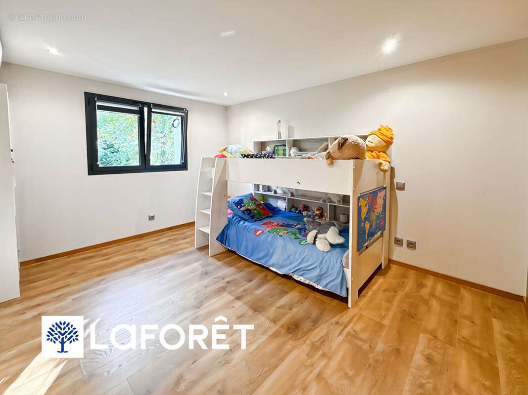 Maison à SAINTE-GENEVIEVE-DES-BOIS