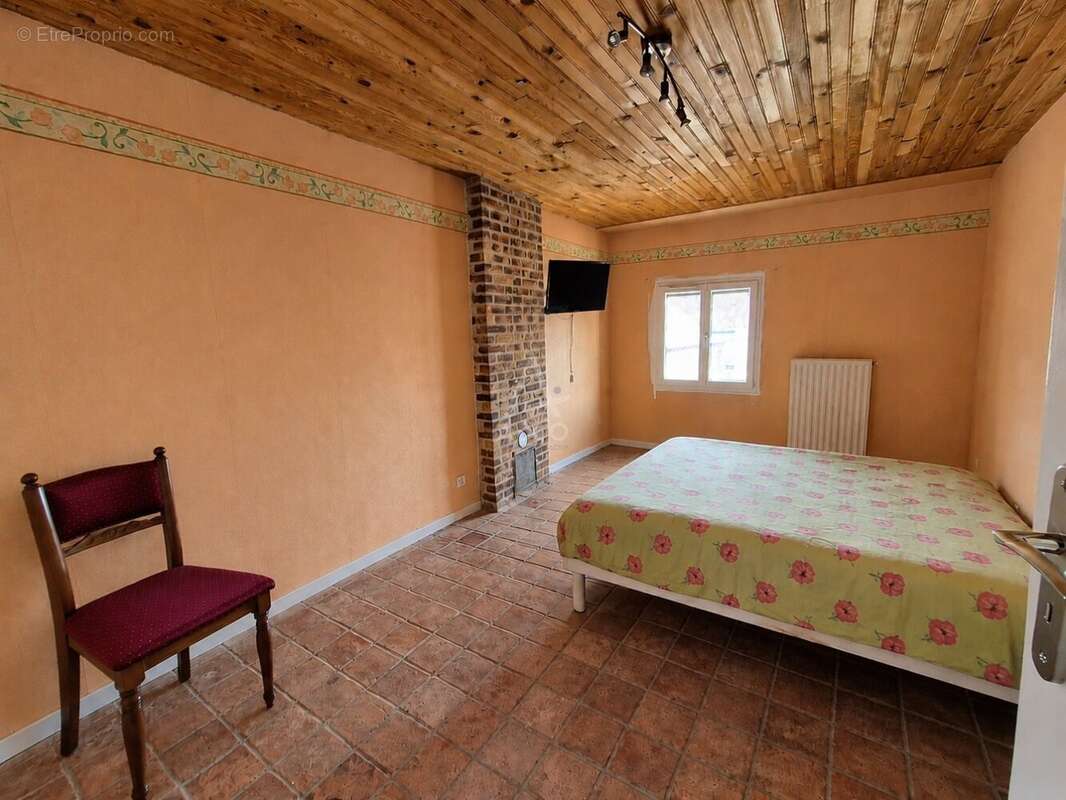 Maison de caractère rénovée avec grand jardin, garage et dépendances - photo 11