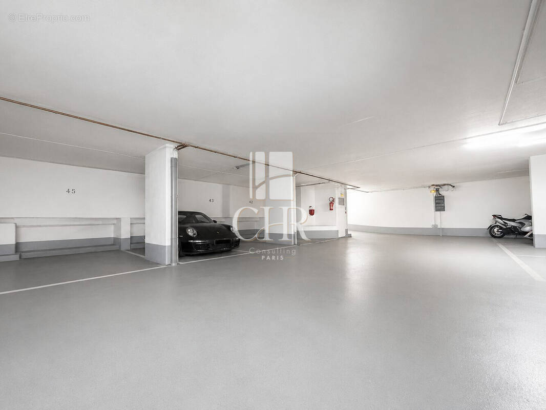Parking à PARIS-4E