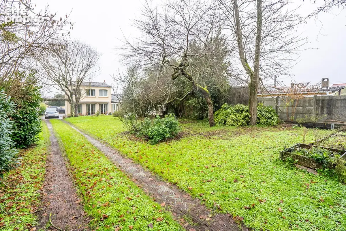 Eysines - Maison 4 chambres de 137m², entièrement rénovée avec piscine et grand jardin sans vis-à-vis - photo 2